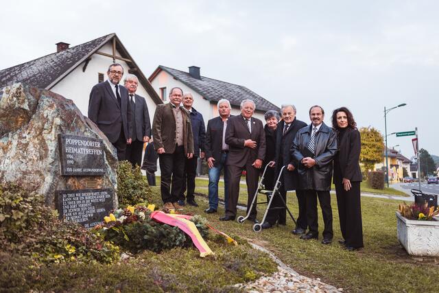 Mitglieder der Burgenländischen Gemeinschaft mit Präsident Edi Nicka (2.v.re.), Bürgermeister Eduard Zach (3.v.li) sowie Tochter Maria Drauch (re.) bei der Gedenkfeier in Poppendorf.  | Foto: jg-photographix, jennersdorf