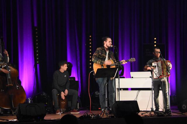 Julian Grabmayer schrieb im Almenland Camp seinen neuen Song "Amerika", den er am Abschlussabend Live mit seiner Band spielte. | Foto: RegionalMedien Steiermark/Hofmüller
