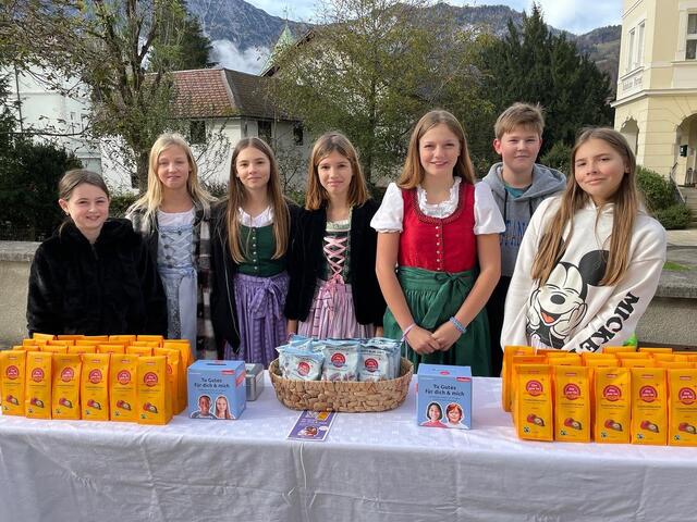Schüler:innen der 2. Klasse beim Verkaufsstand vor der katholischen Kirche Bad Goisern