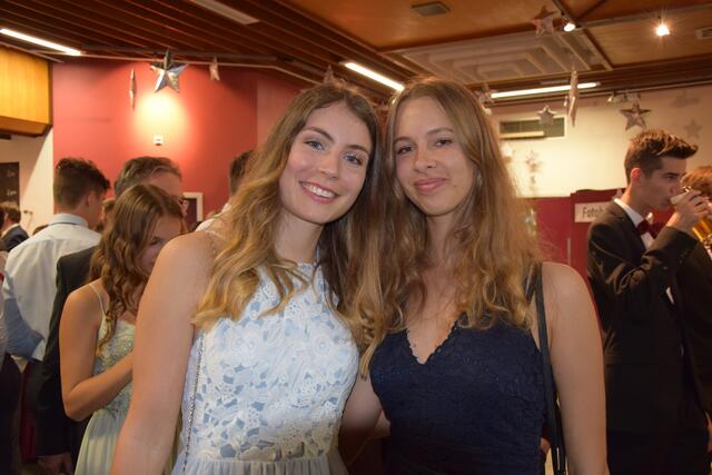 Absolventinnen Lea Zimmermann und Iris Hochwarter genießen den Ballabend. | Foto: Sarah Treiber