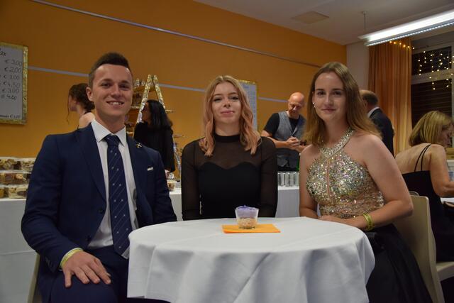 Jesminne Eisinger, Michelle Bäck und Kevin Kuntner in der Kaffeebar. | Foto: Sarah Treiber