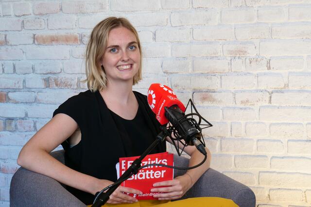 Anna holt spannende Menschen aus dem ganzen Bundesland vor ihr Podcast-Mikrofon.  | Foto: RegionalMedien Salzburg
