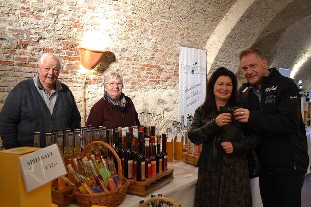 Ulrike und Andreas Berger beim Verkosten von den Edelbränden der Familie Friedl aus Oberpullendorf. | Foto: Bogad Vanessa