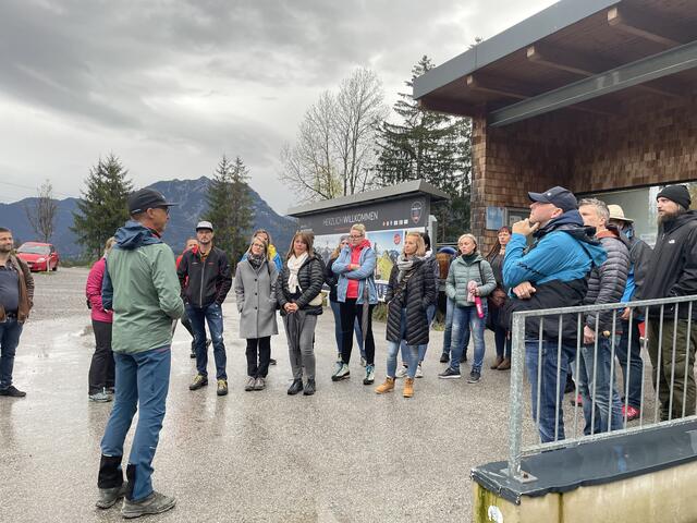 Eberhard Jehle, kaufmännischer Leiter der Reuttener Seilbahnen, empfing die Junge Wirtschaft an der Talstation.