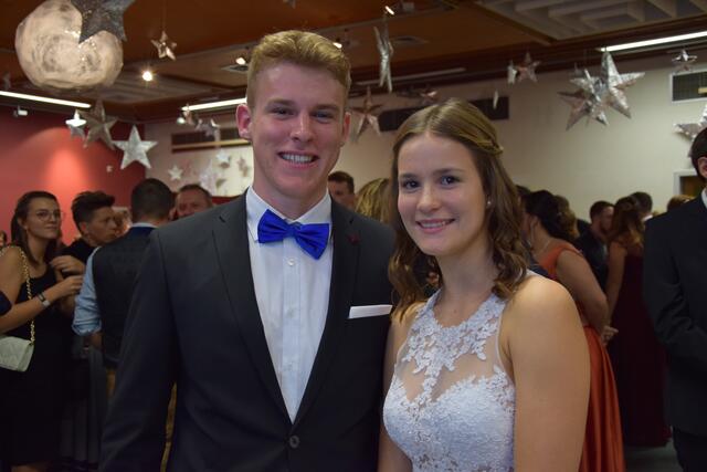 Maturantin Anna Neubauer und Maturant Martin Franz tanzten miteinander. | Foto: Sarah Treiber