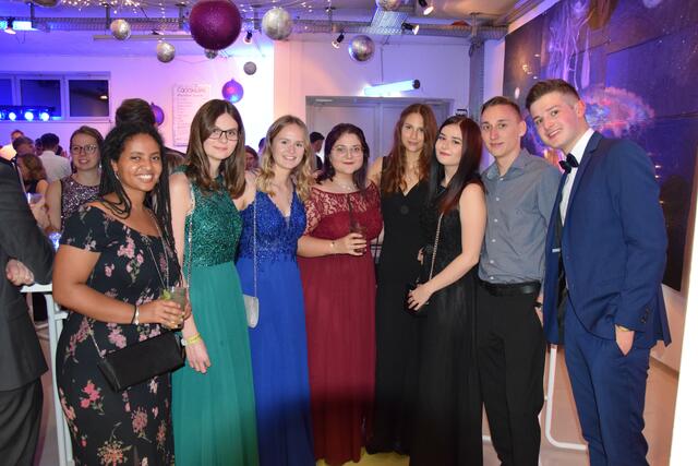 In der Cocktailbar waren Lielti Pommer, Tatjana Leitgeb, Laura Höck, Marlene Kahr, Hannah Kloiber, Nadine Steigl, Michael Marx und Jakob Hoschek anzutreffen. | Foto: Sarah Treiber