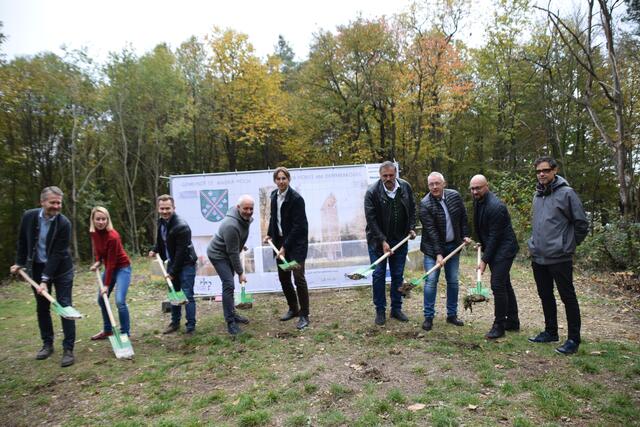 Am Freitag erfolgte am Demmerkogel der Spatenstich für die Errichtung einer neuen Warte. | Foto: Franz Hartinger