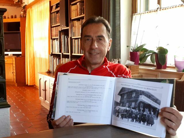Erwin Gruber aus Neuberg-Altenberg mit seinem neuesten Werk "Historische Bauernhöfe Kapellen-Stojen-Raxen. Von Angerbauer bis Zenzbauer". | Foto: Gruber
