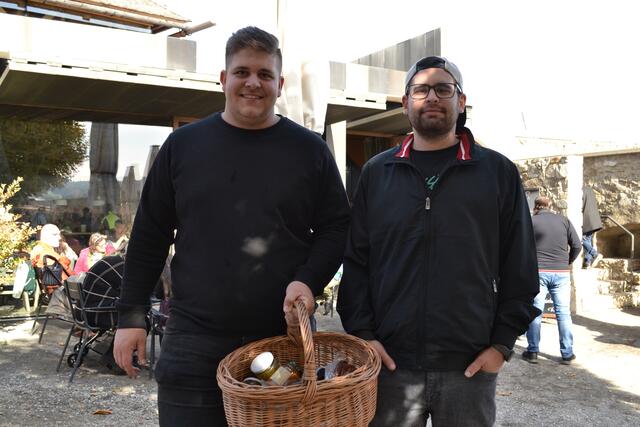 Michael Kaplan und Stefan Herbst aus Stoob ließen sich die Schmankerl vom Markt nicht entgehen. | Foto: Bogad Vanessa