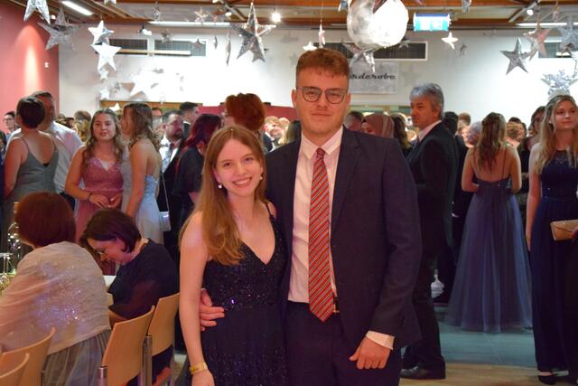 Absolvent Markus Franz und dessen Freundin Angelique Tscherne warten gespannt auf die Polonaise. | Foto: Sarah Treiber