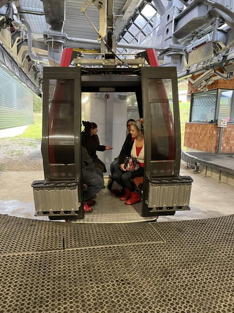 Mit der Gondel ging's innerhalb von zehn Minuten zur Baustellenbesichtigung auf 1.720 Meter.