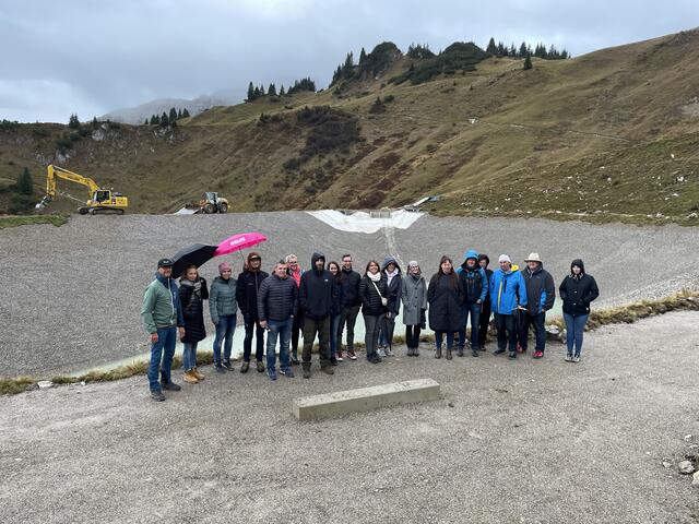 Die Junge Wirtschaft vor dem noch leeren Speichersee am Hahnenkamm.