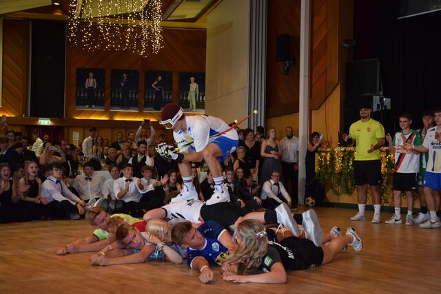 Die Sportklasse stellte zu Beginn der Mitternachtseinlage das Schifahren akrobatisch dar. | Foto: Sarah Treiber