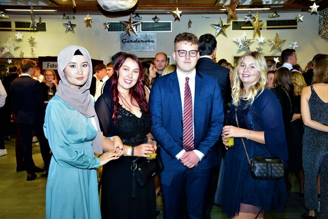 Die Freunde Nafeesa Sadik, Hannah Treiber, Markus Franz und Leonie Lang freuen sich auf die bevorstehende Polonaise. | Foto: Sarah Treiber