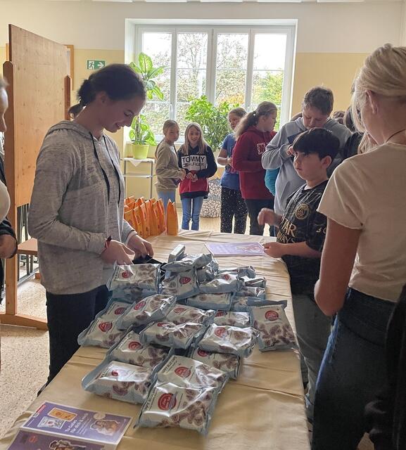 Auch in der großen Pause wurden Schokopralinen und Chips verkauft.