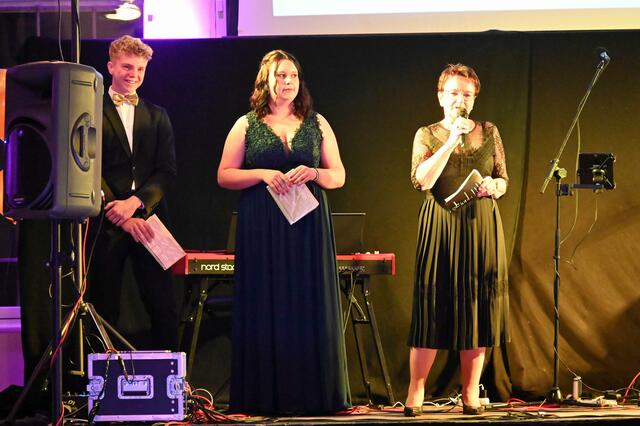 Jakob Mutter, Jana Schachner und HLW-Direktorin Dr. Annemarie Berschl (v. li.) eröffneten den Maturaball 2022 der HLW Braunau. | Foto: Bettina Seidl