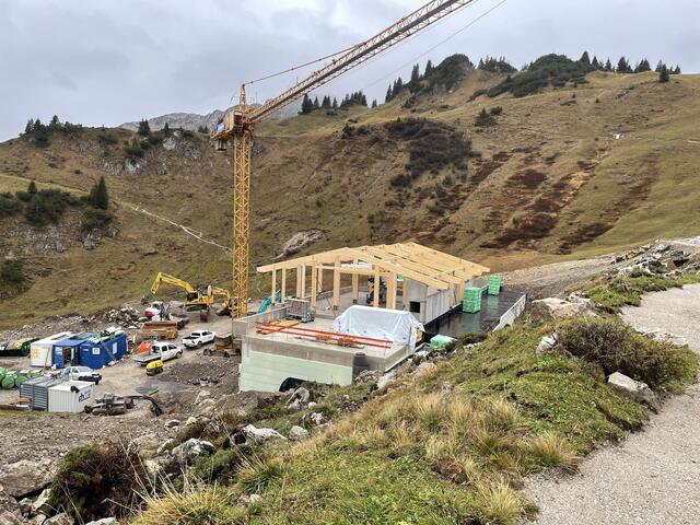 Das Mehrzweckgebäude - hier werden die Pistenraupen, eine Werkstatt, die Pumpstation und ein Dieseldepot, mit einem Fassungsvermögen von 60.000 Litern, untergebracht.