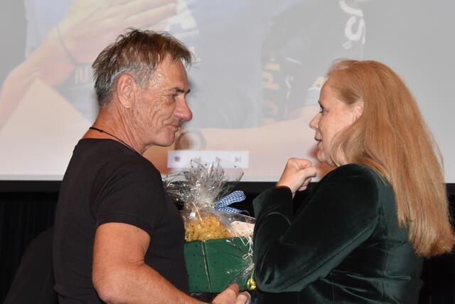 Ali Möstl vom RTT-Passail erhielt eine Auszeichnung für seine Lauferfolge der letzten Jahre von Vizebgm. Monika Langs. | Foto: RegionalMedien Steiermark/Hofmüller