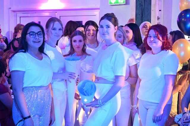 Rahma Hagag, Eva Hargassner, Klara Wegscheider, Nikola Ortner, Sarah Sattlecker und Deborah Kastinger noch in Warteposition vor ihrem Einsatz bei der Mitternachtseinlage | Foto: Bettina Seidl