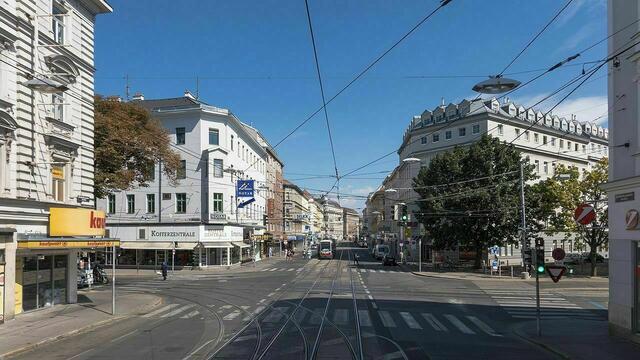 Wie soll die Wallensteinstraße künftig aussehen? Damit befasst sich aktuell eine fraktionsübergreifende Bezirkskommission. Nun fordert eine Petition die Errichtung einer Begegnungszone.  | Foto: CreativeCommonsZero/Gugerell