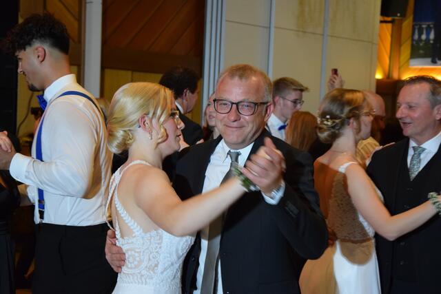 Maturantin Christina Meitz und Vater Ronald Meitz beim Elternwalzer zur Eröffnung. | Foto: Sarah Treiber