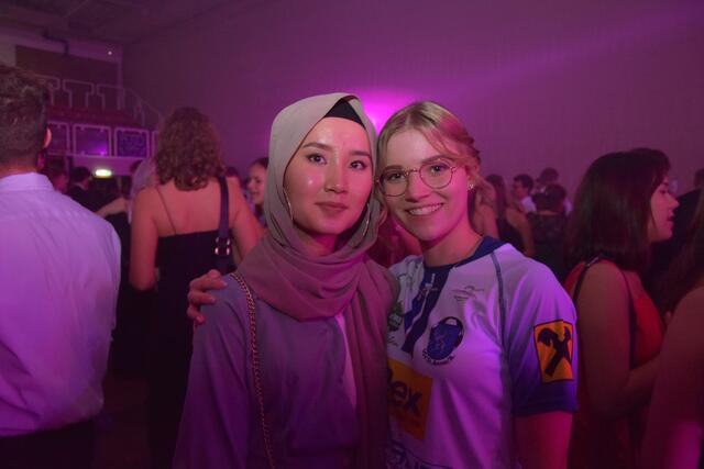Maturantin Kristin Wolf (rechts) und Absolventin Nafeesa Sadik (links) in der Disco.  | Foto: Sarah Treiber