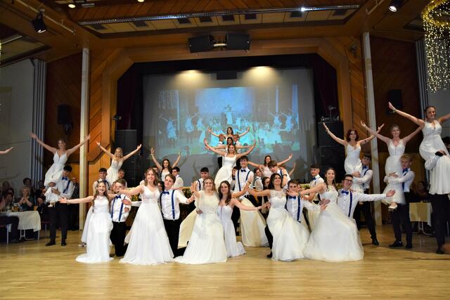 Die Maturanten tanzten eine Polonaise aus Disco-Fox, Cha-Cha-Cha und Walzer, die sie unter der Leitung von Samy Böhner einstudiert hatten. | Foto: Sarah Treiber