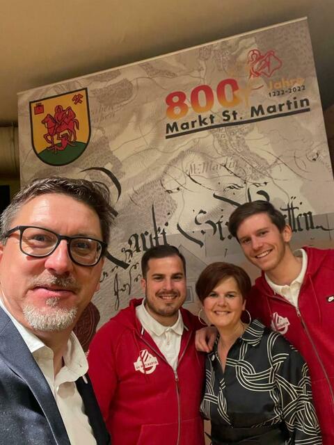 Brigitte Heinrich mit zwei Spielern des SV MSM bei der 800 Jahr Feier und Bürgermeister Jürgen. Karall. | Foto: Brigitte Heinrich