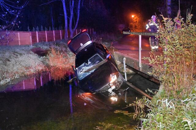 Bei einem Verkehrsunfall in Mattighofen kam eine Autolenkerin mit ihrem Pkw von der Straße ab, prallte gegen ein Brückengeländer und stürzte in einen Bach. | Foto: Manfred Fesl