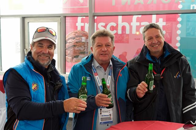 Nach dem gelungenen Weltcupauftakt gönnten sich Rainer Gstrein, Ernst Schöpf und Peter Gerdoll ein "Bierchen"