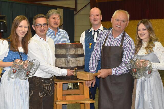 Sportverein und Musikverein stimmten sich auf den Bieranstich ein. | Foto: Michael Strini