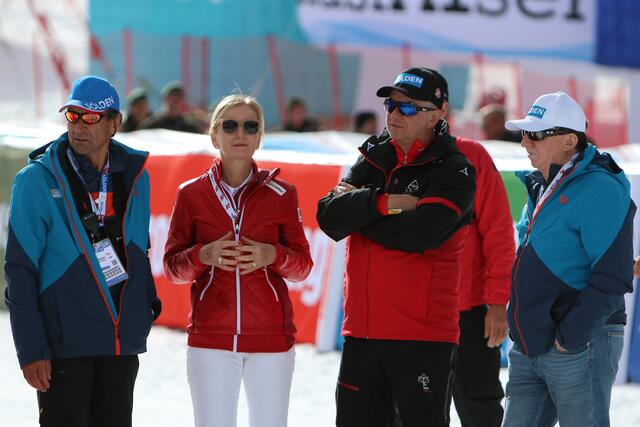 Überreichten die Sölden-Trophäe - v.l.: Andre Arnold, Roswitha Stadlober, Karl Janovsky und Jack Falkner
