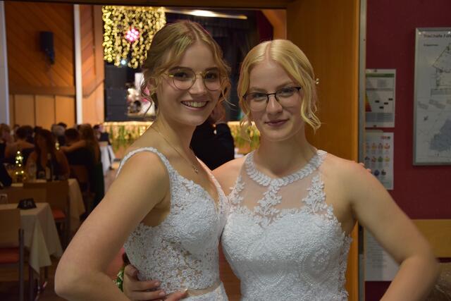 Die beiden Maturantinnen Kristin Wolf und Christina Meitz kurz vor der Polonaise | Foto: Sarah Treiber