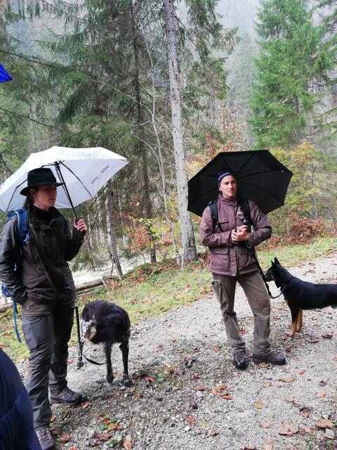 Wetterfest ausgerüstet: Lara und Maria