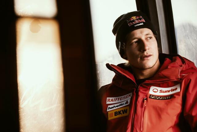 Marco Odermatt siegte in Sölden mit Red Bull am Haupt. | Foto: Red Bull Content Pool