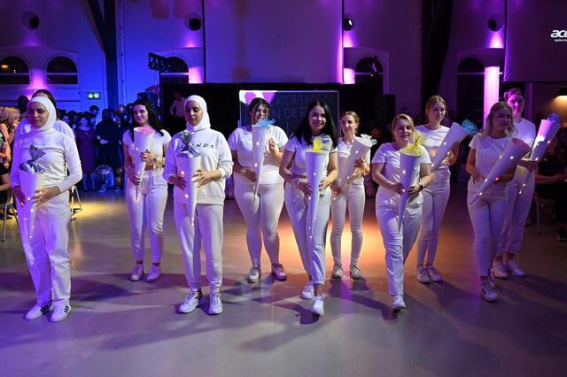 Jahr für Jahr wurde die bisherige Schulzeit an der HLW Braunau in der Choreographie abgebildet. Am Beginn daher die Schultüten am Maturaball 2022. | Foto: Bettina Seidl