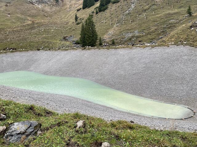 Noch ist der Bergsee Hahnenkamm mit einem Nutzinhalt von 37.000 m³ nicht vollständig gefüllt.