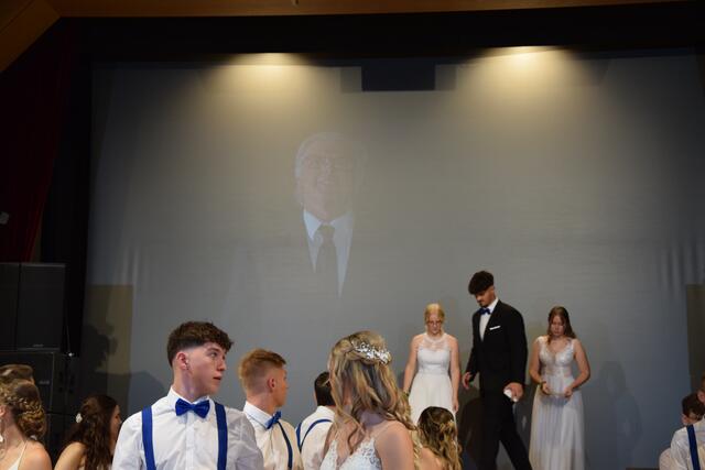 Die Videobotschaft des Direktors Peter Pommer, der aufgrund der Infizierung mit dem Corona-Virus nicht am Ball teilnehmen konnte. | Foto: Sarah Treiber