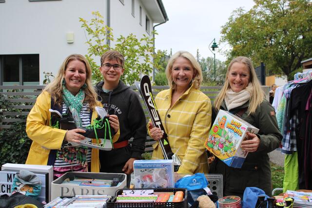 Sibille Greicha (links) organisiert jährlich den großen Kindersachen-Flohmarkt im Mödlinger Schwarzrockpark