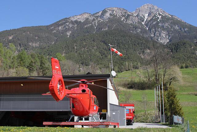 Der Notarzthubschrauber Martin 2 flog den Verletzten in die Universitätsklinik nach Innsbruck (Archivfoto) | Foto: MeinBezirk