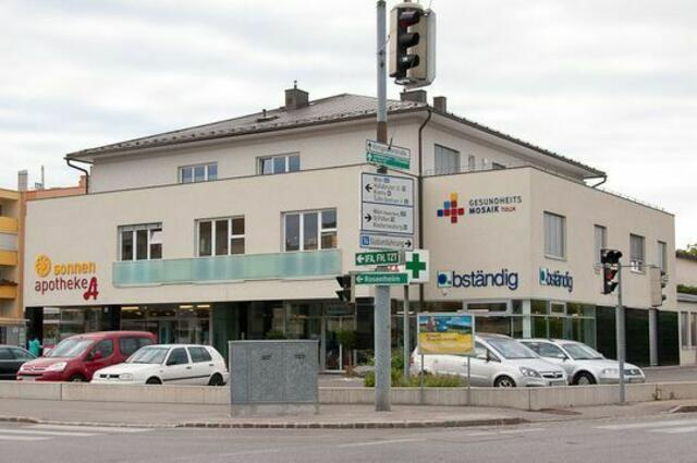 Vor unserer Apotheke befindet sich ein für unsere KundInnen kostenfreier Parkplatz.
Der Zugang zu unseren Verkaufsräumen ist barrierefrei und behindertengerecht gestaltet! | Foto: Sonnenapotheke