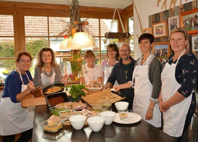 Dorothea Anderl, Arbeitskreisleiterin der Gesunden Gemeinde Lengenfeld, Martina Fürlinger, Barbara Lehr, Dipl. Ernährungstrainerin, Martina Diendorfer, Ewald Fürlinger, Beatrix Riegler und Elisabeth Sax freuten sich über die gelungenen Köstlichkeiten auf dem Frühstückstisch im Demeterhof Anderl. | Foto: Gesunde Gemeinde Lengenfeld
