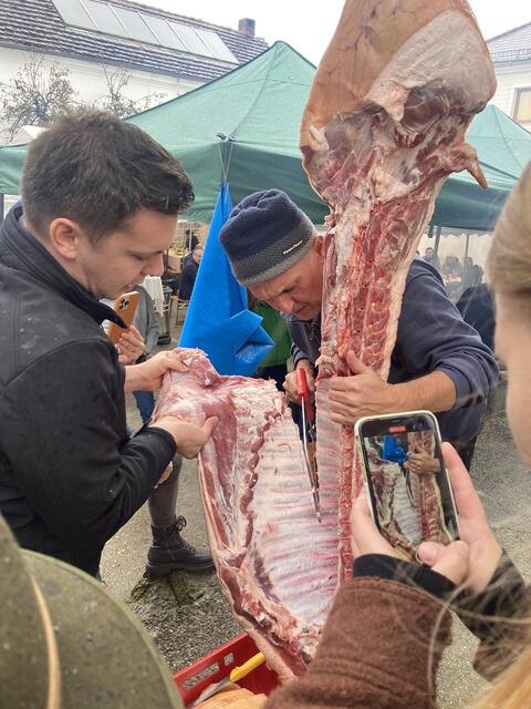 Ein ganzes Schwein zerlegen und dann so viele Gerichte wie möglich daraus machen – das gab es bei der Schweinerei am Brunnbauerhof. Sternekoch Lukas Kienbauer zerlegte mit Vater Hermann Kienbauer die Sau.  | Foto: Kienbauer