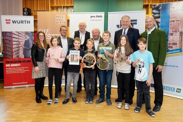Cornelia Renner (Schulleiterin MS Rappottenstein), Günther Hahn (Fachgruppe Holzindustrie NÖ), Wolfgang Huber (Landesinnungsmeister Holzbau), Franz Schrimpl (Obmann pro:Holz NÖ), Wohnbau-Landesrat Martin Eichtinger, Franz Fischer (Landwirtschaftskammer NÖ) sowie die Schülerinnen und Schüler der MS Rappottenstein. | Foto: fotozwettl, Claus Schindler