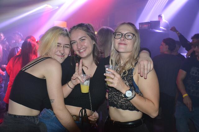 Lea, Selina und Alina beim Feiern. | Foto: Alex Fritsch