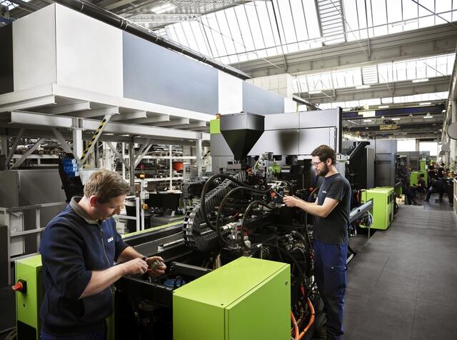 Elektromonteure übernehmen bei der Herstellung von Spritzgießmaschinen eine wichtige Rolle. | Foto: ENGEL Austria GmbH