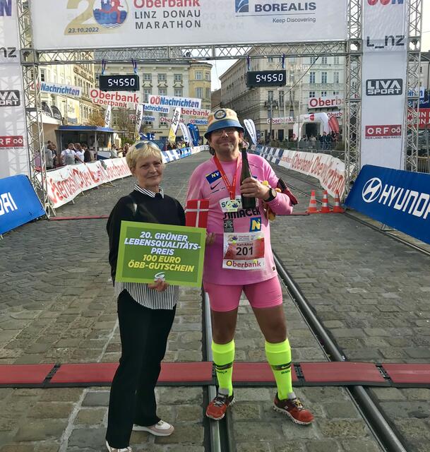 Karl-Alfred Erber legte als Letztplatzierter die Distanz in 5:44:29 zurück und erhielt von Grünen-Gemeinderätin Rossitza Ekova-Stoyanova den "Grünen Lebensqualitätspreis". | Foto: Grüne Linz