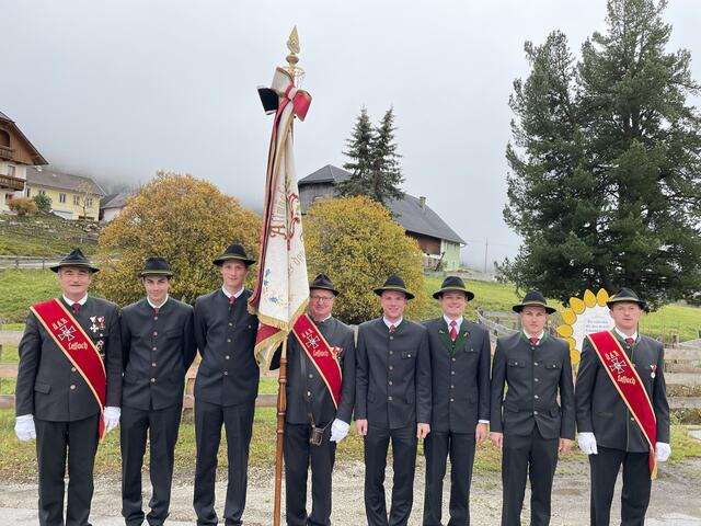 Neuzugänge mit: Obmann Johannes Siebenhofer, David Jesner, Alexander Schiefer jun., Fähnrich Josef Schröcker, Fabian Kocher, Tobias Laßhofer, Clemens Schröcker, Obm. Stv Michael Laßhofer. | Foto: Kameradschaft Lessach