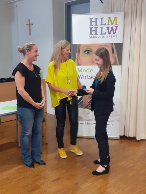 Elternvereinsobfrau Cornelia Hausmann-Paschek, Dir. Sabine Hardegger, Lisa Weillechner | Foto: privat