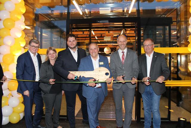 Die Billa-Verantwortlichen mit Standort-Manager Andreas Holzmann und Bgm. Bernd Osprian | Foto: Lederer